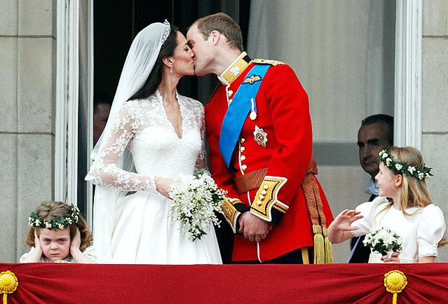 Kate Middleton und Prinz William küssen sich auf dem Balkon, Brautjungfer hält sich Ohren zu