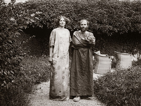 © APA/Leopold Museum, Wien Gustav Klimt und Emilie Flöge im Garten der Villa Oleander, 1910