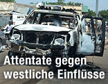 Zerst&ouml;rtes Auto nach Bombenexplosion