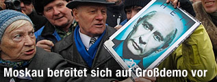 Demonstranten mit Anti-Putin-Plakat in Moskau