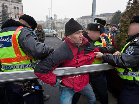 © APA/EPA/Zsolt Szigetvary Festnahme von Protestierenden