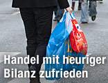 Person mit Einkaufstaschen in der Hand