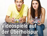 Junge Menschen spielen Videogames