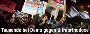 Demonstranten mit Protestschildern und Israel-Fahne