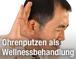 Japanischer Mann mit Fokus auf das Ohr