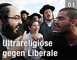 Zwei Männer brüllen sich gegenseitig an