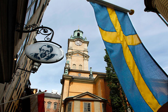 © Reuters/Bob Strong Kathedrale von Stockholm, im Vordergrund weht eine schwedische Flagge