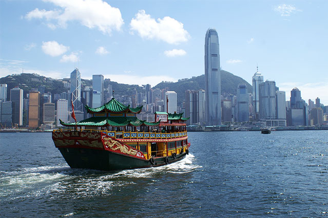 © Fotolia/DZ Schiff vor der Skyline von Hongkong