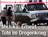 Mexikanische Spurensicherung vor einem Kleinlastwagen, in dem Leichen gefunden wurden