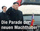 Kim Jong-Un salutiert neben dem Sarg seines Vaters, sein Onkel steht hinter ihm