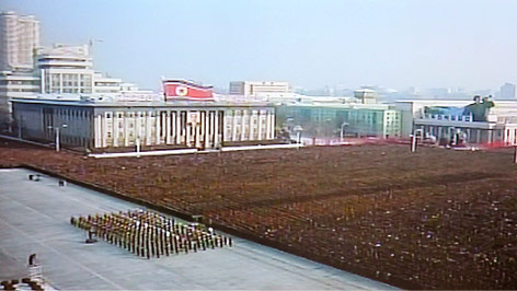 © APA/EPA/YONHAP/Korean Central TV Militärparade bei Begräbnis