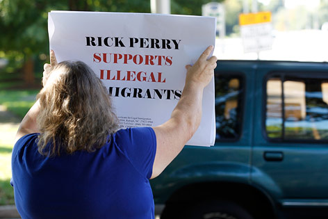 © AP/Chuck Burton Protest gegen US-Präsidentschaftskandidaten Rick Perry