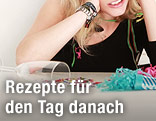 Frau nach Party vor leerem Sektglas