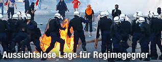 Polizei und Demonstranten in Manama