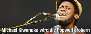 Michael Kiwanuka singend