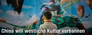 Kind steht vor Filmplakat von Avatar