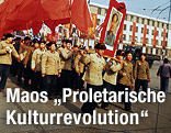 Historisches Bild einer Parade der Roten Garde mit dem Bild Mao Zedongs
