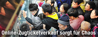 Menschenmasse beim Ticketschalter