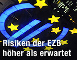 Das Logo der Europäischen Zentralbank spiegelt sich im Glas