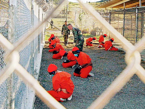 © Reuters/US Department of Defense/Petty Officer 1st class Shane T. McCoy Ein Häftling und US-Soldaten in Guantanamo