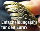 Euromünzen zwischen zwei Fingern