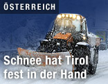 Traktor räumt Schnee