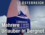 Berg mit Lawinenwarntafel