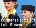 Zwei Lufthansa-Stewardessen