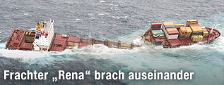Frachter Rena in zwei Teilen