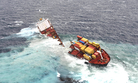 © AP/Maritime New Zealand Frachter Rena in zwei Teilen