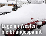 Mann beim Schneeschaufeln