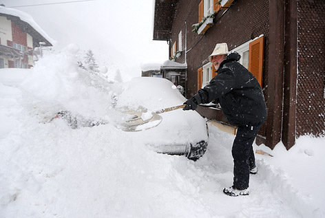 © APA/Dietmar Stiplovsek Mann beim Schneeschaufeln am Arlberg