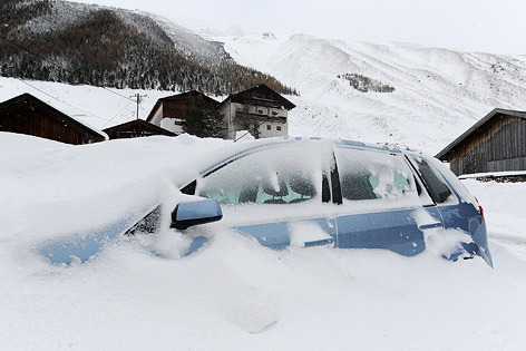 © APA/Robert Parigger Eingeschneites Auto