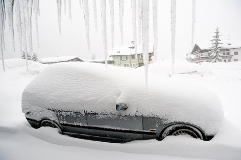 © APA/Dietmar Stiplovsek Auto unter dicker Schneedecke