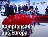 Personen stehen bei der Detroit Auto Show neben einem Mercedes SL