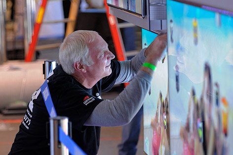 Mann schraubt an Samsung Monitoren