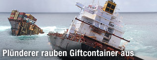 In zwei Teile zerbrochenes Containerschiff "Rena"