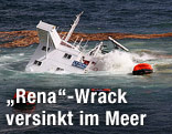 Sinkendes Containerschiff Rena ragt aus dem Wasser