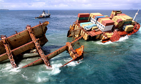 © AP/Maritime New Zealand, Graeme Brown Die Kommandobrücke des sinkenden Containerschiffs Rena ragt aus dem Wasser