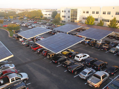 © Envision Solar Parkplatz mit Solarpanelen in Round Rock, Texas