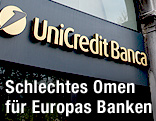 UniCredit Schriftzug auf Bankgebäude