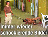 Soldatin Lynndie England hält einen Gefangenen an der Leine