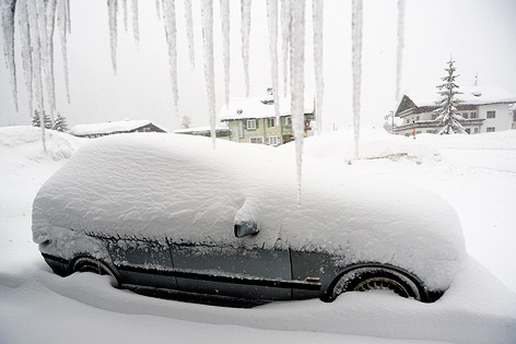 © APA/Dietmar Stiplovsek Zugeschneiter Pkw in Klösterle am Arlberg
