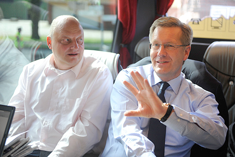 Christian Wulff neben Regierungssprecher Olaf Glaeseker
