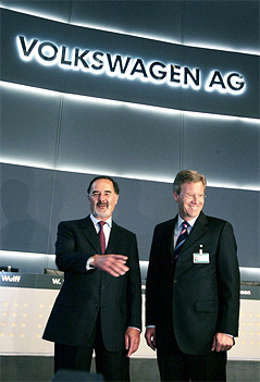 Bernd Pischetsrieder mit Christian Wulff unter dem Schriftzug der Volkswagen AG