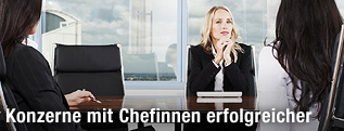 Zwei Frauen sitzen im B&uuml;ro