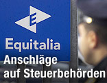 Polizist vor  Equitalia-Schild in Neapel