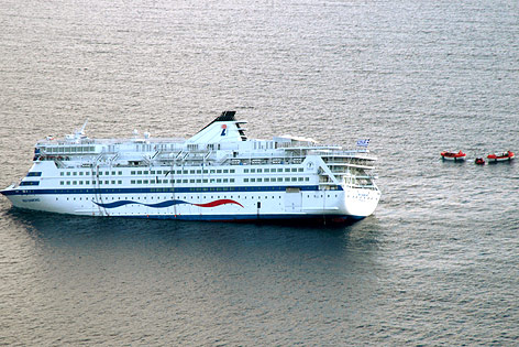 © Reuters Sinkendes Schiff "Sea Diamond" vor der Insel Santorin