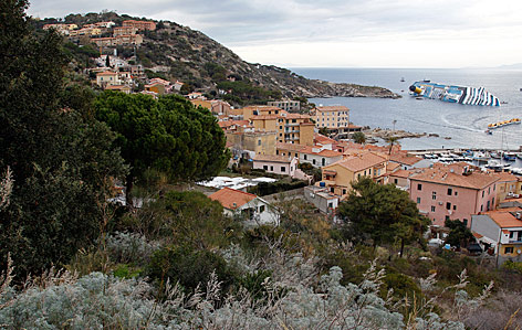 Die "Costa Concordia" vor der Küste der toskanischen Insel Giglio