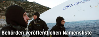Rettungstaucher vor dem Wrack